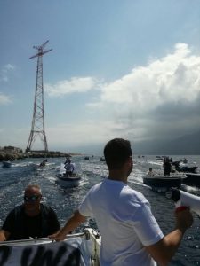 La pesca illegale in mare, le barche in corteo sotto il Pilone di Torre Faro La pesca illegale in mare, le barche in corteo sotto il Pilone di Torre Faro