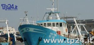 Il peschereccio di Mazara bloccato dai libici, i naufraghi in arrivo a Trapani Il peschereccio di Mazara bloccato dai libici, i naufraghi in arrivo a Trapani