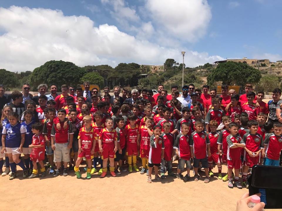 A Lampedusa posata prima zolla del manto erboso del nuovo campo di calcio