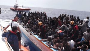 Pozzallo, sbarcati 264 migranti: a bordo 43 donne e 37 bambini Pozzallo, sbarcati 264 migranti: a bordo 43 donne e 37 bambini