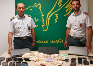 Denunciata passeggera nigeriana per ricettazione e riciclaggio Denunciata passeggera nigeriana per ricettazione e riciclaggio