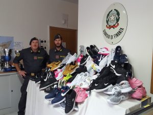 Mussomeli, sequestrate 338 paia di scarpe e 93 borse griffate contraffatte Mussomeli, sequestrate 338 paia di scarpe e 93 borse griffate contraffatte