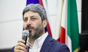 Migranti, Fico visita l’hotspot di Pozzallo: “Io i porti non li chiuderei” Migranti, Fico visita l’hotspot di Pozzallo: “Io i porti non li chiuderei”