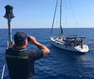 Siracusa, fermata nave con a bordo migranti pakistani: arrestati due scafisti Siracusa, fermata nave con a bordo migranti pakistani: arrestati due scafisti