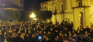 Misterbianco, centinaia in piazza per le dimissioni del sindaco Di Guardo Misterbianco, centinaia in piazza per le dimissioni del sindaco Di Guardo