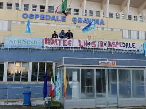 Asp di Catania, infermieri incatenati e in sciopero della fame Asp di Catania, infermieri incatenati e in sciopero della fame