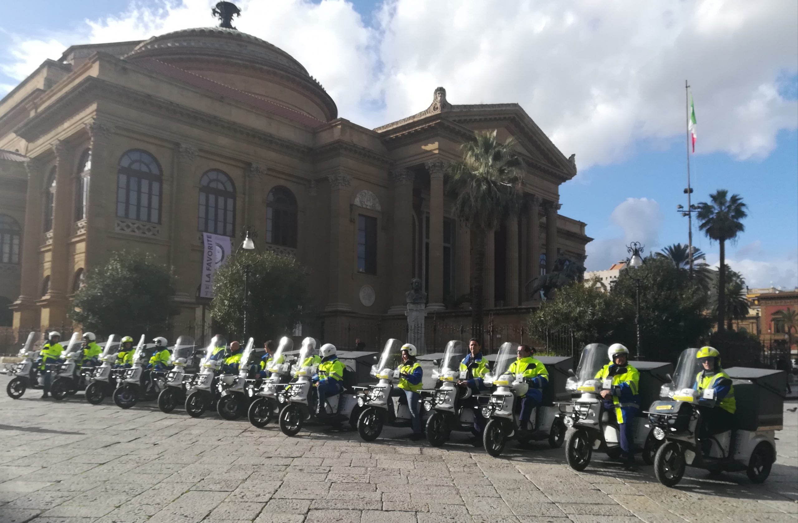 Poste presenta a Palermo nuovi 15 motocicli elettrici