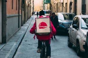 Food delivery, Altroconsumo: costi di consegna fino a 9 euro Food delivery