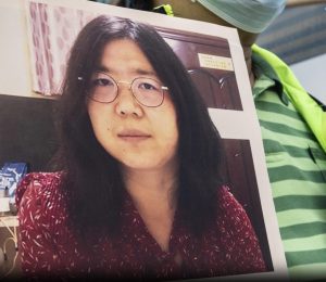 Coronavirus: Zhang Zhan, reporter cinese che raccontò il covid a Wuhan condannata a 4 anni Zhang Zhan
