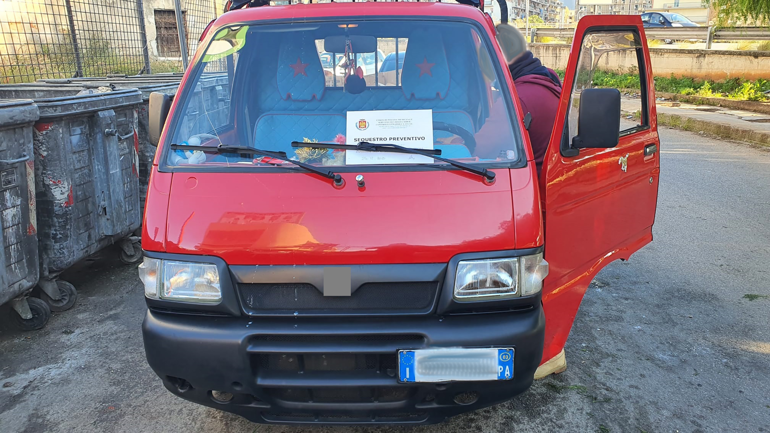 Palermo, beccato a scaricare rifiuti abusivamente. Erano di Kfc