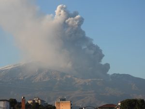 Eruzione Etna: Catania coperta di cenere ma l’aeroporto riapre Eruzione Etna