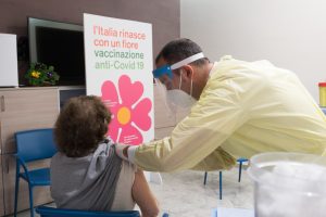 Covid, vaccini anche nelle scuole: dopo over65 campagna di massa Vaccini anti Covid isole minori