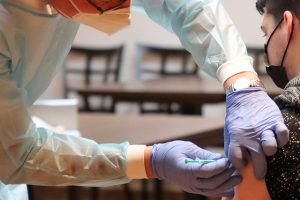 Covid, in Sicilia i furbetti del vaccino sono decine. Indagano le procure Covid vaccino