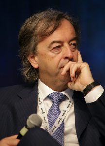 Burioni: “Bar, teatri e ristoranti all’aperto, perché non riaprire subito?” Roberto Burioni