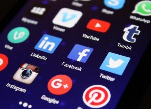 Violenza sessuale: uno degli arrestati insulta i giornalisti su Facebook violenza sessuale social