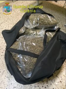 Catania, sequestrati 37 chili di marijuana e 150 munizioni: due arresti marijuana